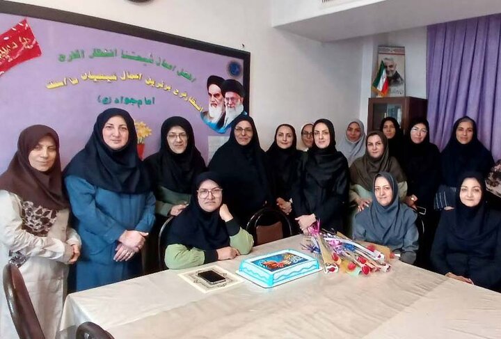 تجلیل از معلمان ۱۸۰ مدرسه منطقه ۲۰ به مناسبت گرامیداشت روز معلم