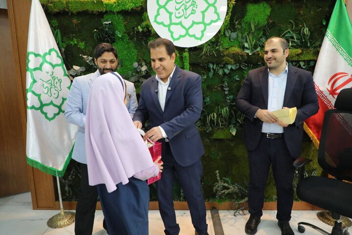 تجلیل شهردار منطقه ۱۳ از ۲۵ دختر نخبه در حوزه‌های مختلف