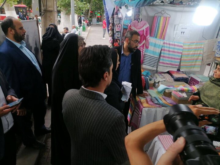 برپایی نمایشگاه عرضه تولیدات کسب‌وکارهای حامی شهر در منطقه یک