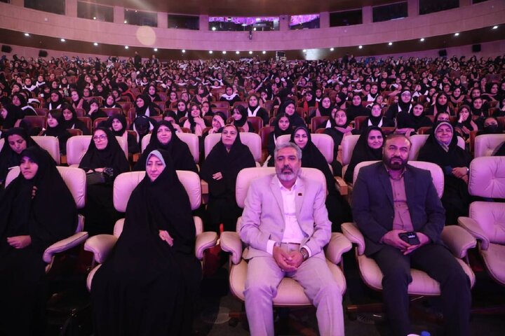 برج میلاد میزبان جشن ۱۶۰۰ دختر دانش‌آموز منطقه ۱۷ شد
