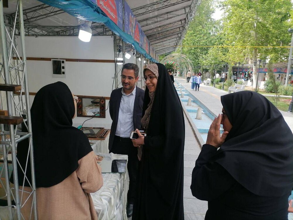 برپایی نمایشگاه عرضه تولیدات کسبوکارهای حامی شهر در منطقه یک
