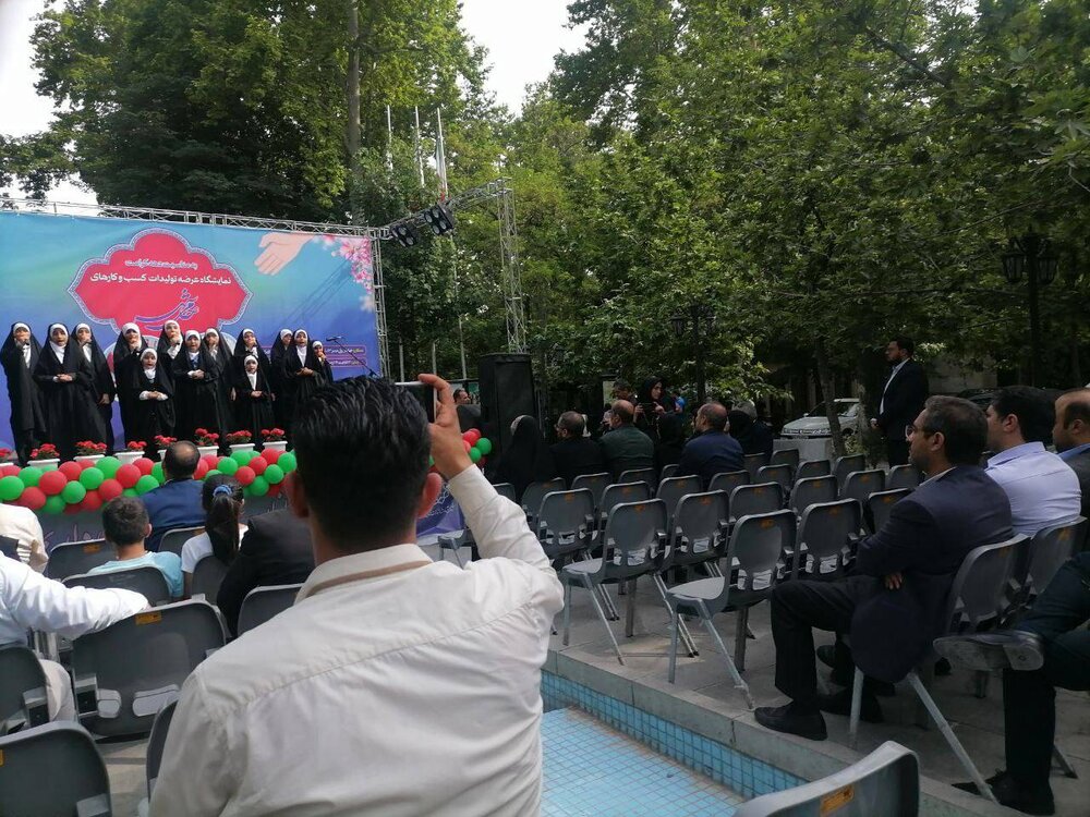 برپایی نمایشگاه عرضه تولیدات کسبوکارهای حامی شهر در منطقه یک