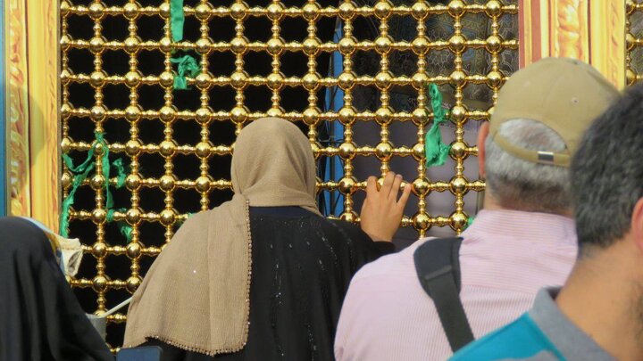 نصب نمادین پنجره فولاد حرم امام رضا (ع) در مسیر راهپیمایی معنوی تهران