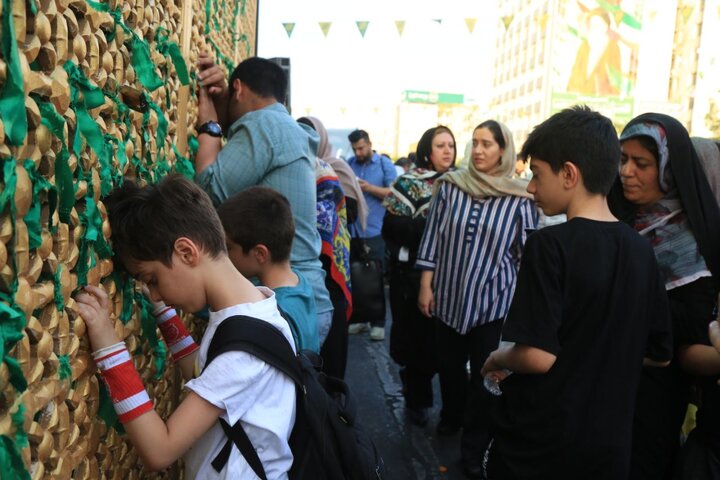 توسل شهروندان به امام رضا(ع) در جوار پنجره فولاد نمادین موکب محبان رضا منطقه ۱۲ 