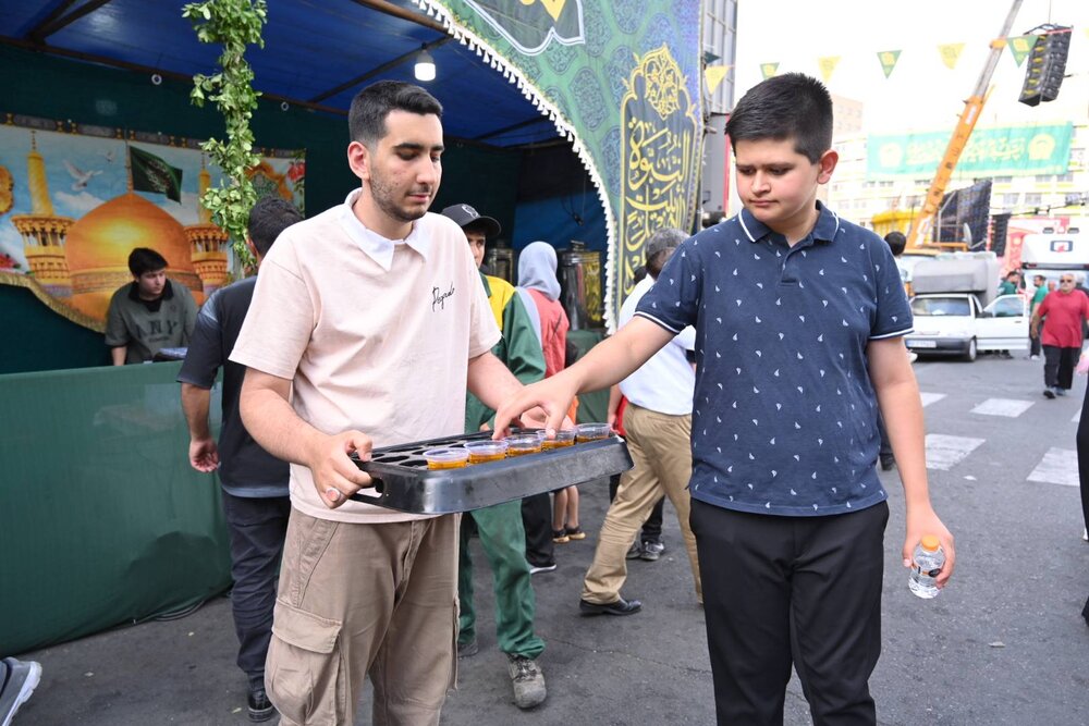 استقبال شهروندان از موکب "محبان الرضا(ع)" منطقه یک در میدان ولیعصر (عج)