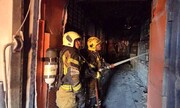 عملیات اطفای حریق در پاساژ دو طبقه صادقیه با کمک بانوان/ عملیات در مرحله لکه‌گیری