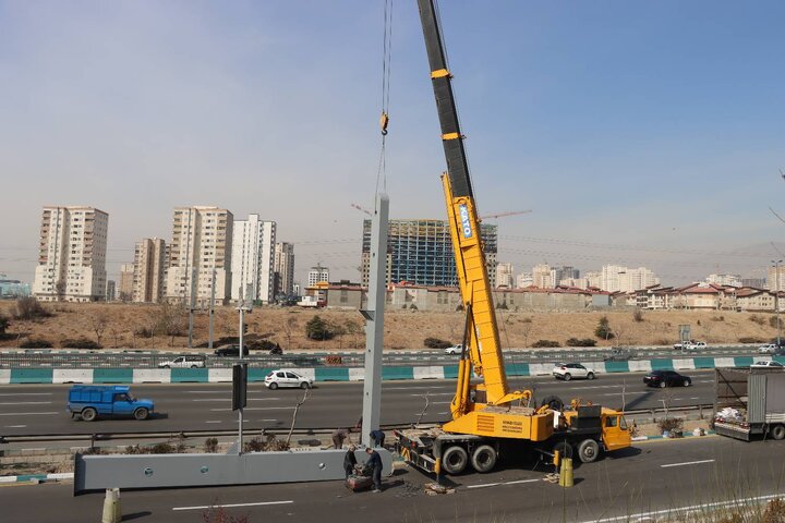 آغاز عملیات اجرایی نصب پل عابر پیاده در بزرگراه آزادگان