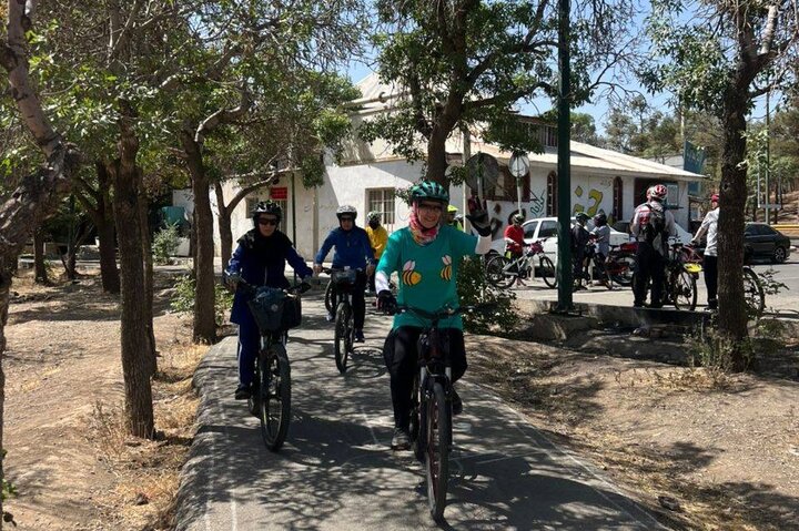 رکاب‌زنی جمعی در بوستان جنگلی چیتگر