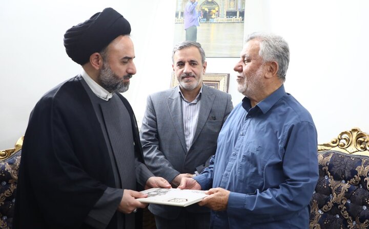 دیدار رئیس کمیته عمران شورای اسلامی شهر با خانواده شهید خدمت