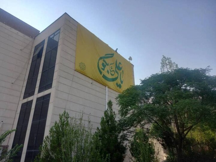 اهتزاز ۶ هزار مترمربع پرچم مناسبتی در منطقه ۲۲