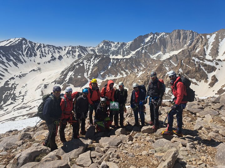 پرچم شرکت توسعه مجتمع‌های ایستگاهی مترو تهران بر فراز قله علم‌کوه برافراشته شد