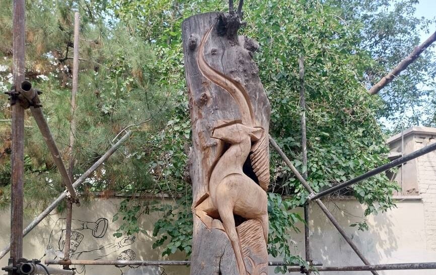 نقشآفرینی بر تنه درختان خشک باغ فردوس در آستانه غدیر