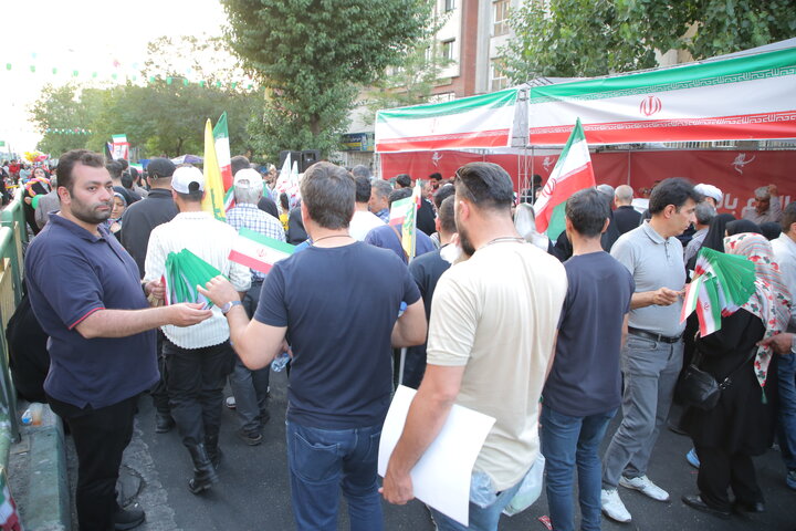 خدمت‌رسانی موکب‌های فرهنگی و پذیرایی منطقه ۲۰ در راهپیمایی کیلومتری غدیر