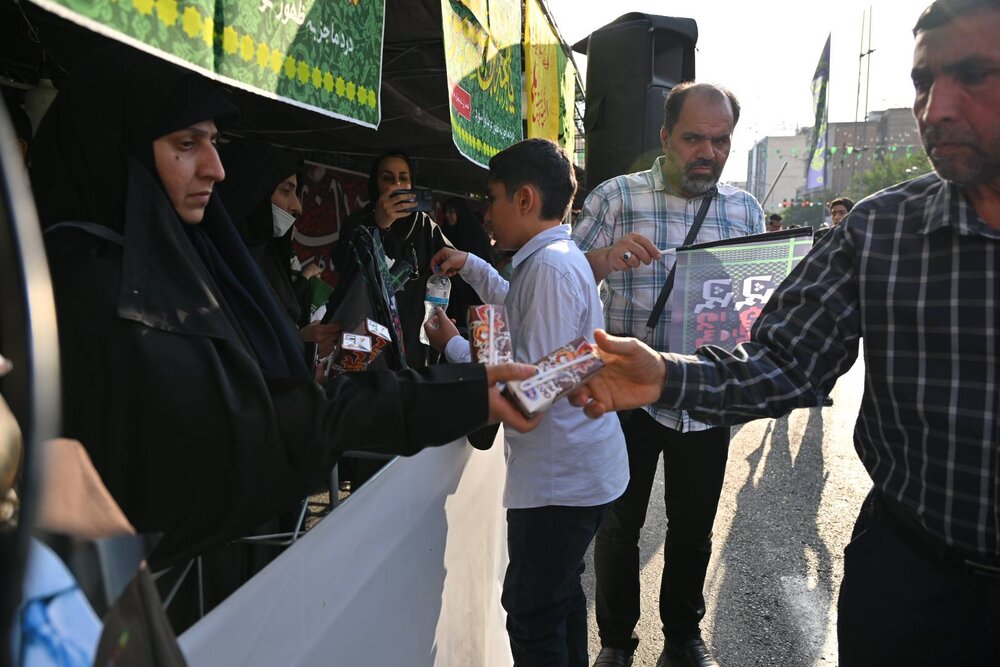 شهرداری منطقه یک میزبان شهروندان در راهپیمایی غدیر بود