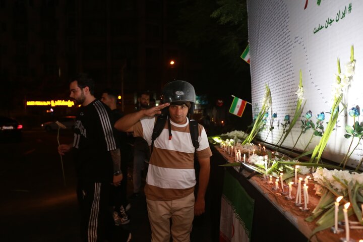 یادمان شهدای حملات اخیر در میدان جمهوری برپا شد
