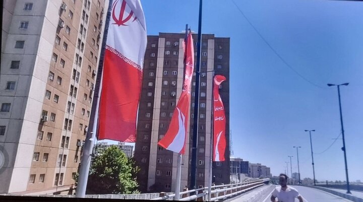 نصب پرچم‌های ذوالفقار در بزرگراه‌های منطقه یک 