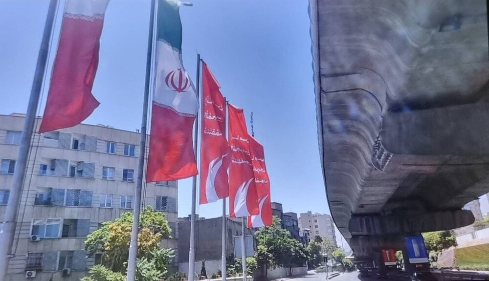 نصب پرچمهای ذوالفقار در بزرگراههای منطقه یک