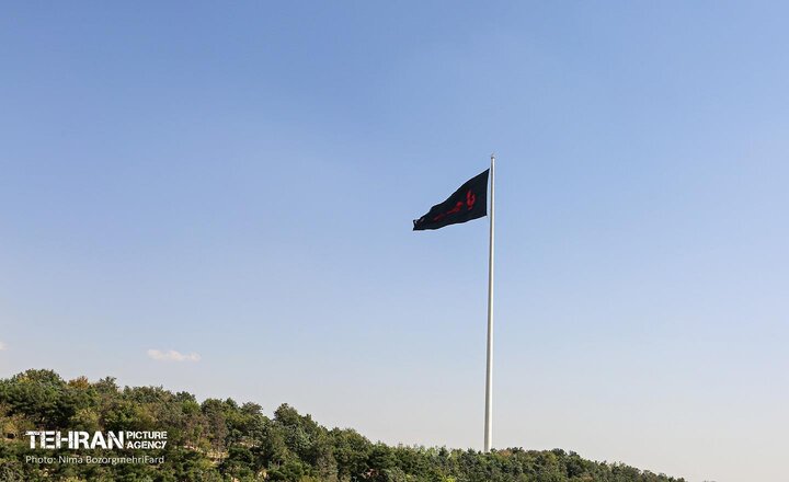 اهتزاز بزرگترین پرچم عزای حسینی در تهران