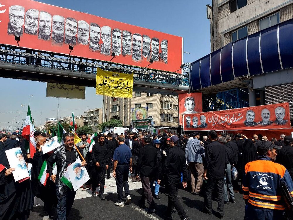 پردیس فرهنگی منطقه ۱۳ در مراسم تشییع شهدای اقتدار برپا شد/ استقبال از ایستگاه دلنوشته به رهبر انقلاب