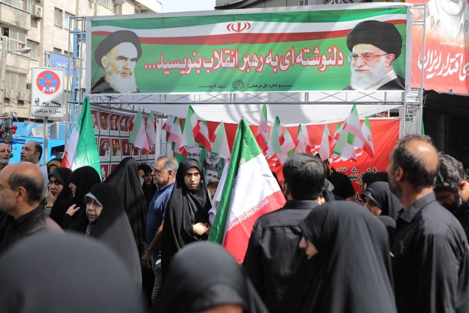 پردیس فرهنگی منطقه ۱۳ در مراسم تشییع شهدای اقتدار برپا شد/ استقبال از ایستگاه دلنوشته به رهبر انقلاب