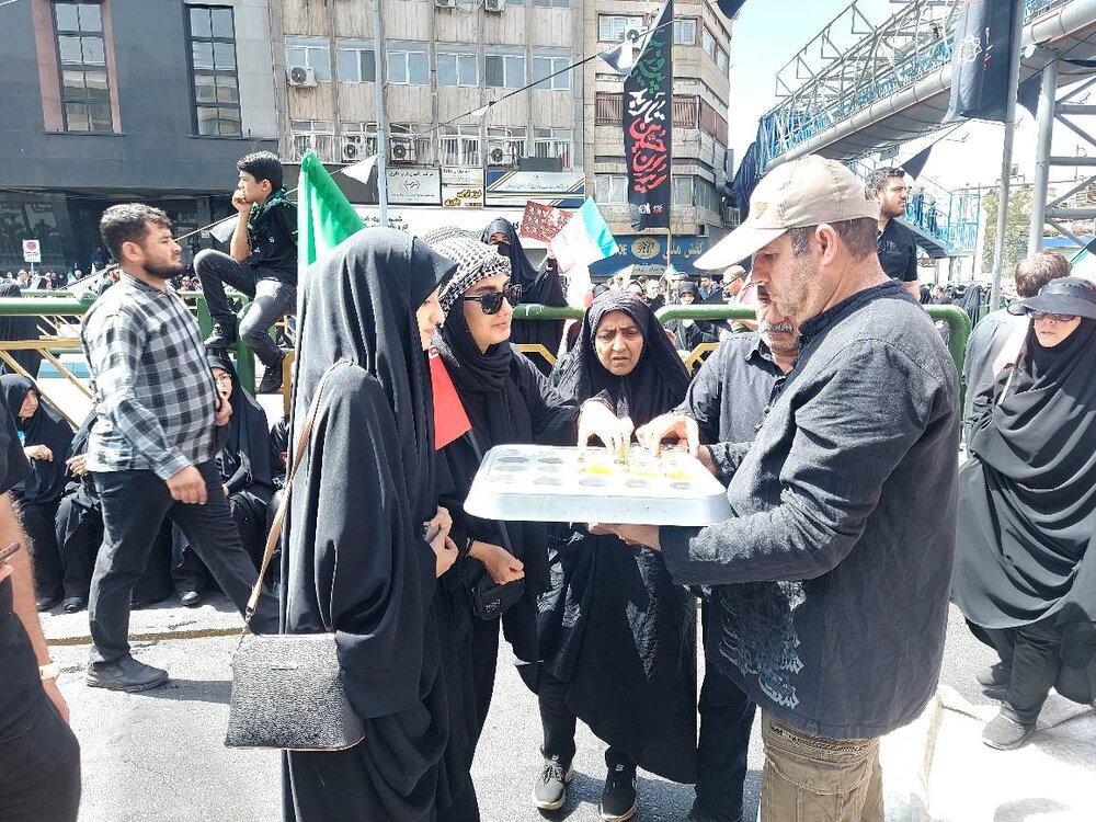 پردیس فرهنگی منطقه ۱۳ در مراسم تشییع شهدای اقتدار برپا شد/ استقبال از ایستگاه دلنوشته به رهبر انقلاب