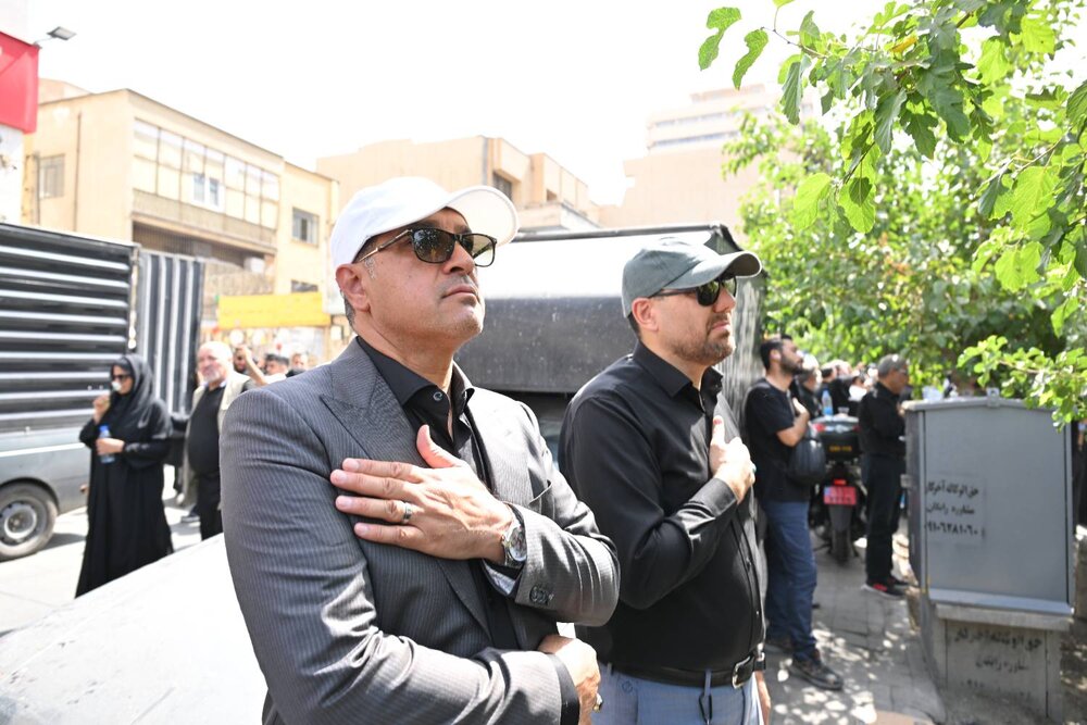 میزبانی موکب محبان الرضا (ع) منطقه یک از عزاداران در مسیر تشییع شهدای اقتدار