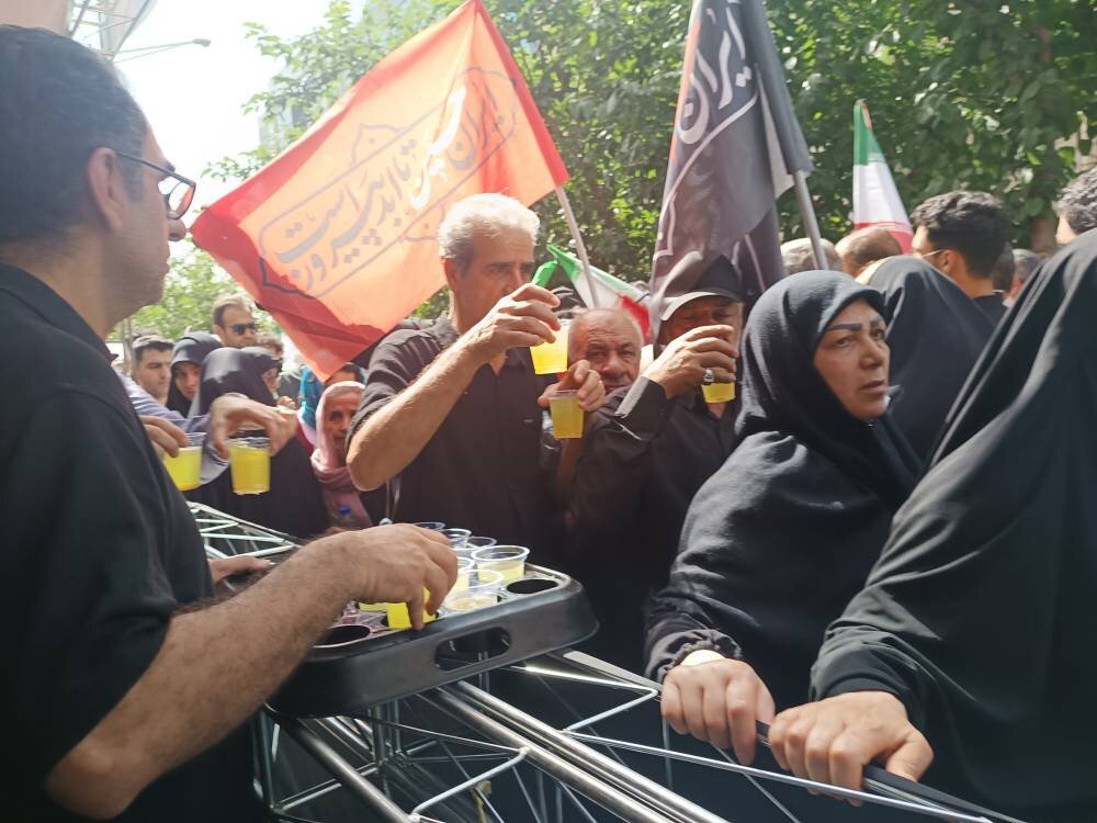 میزبانی موکب محبان الرضا (ع) منطقه یک از عزاداران در مسیر تشییع شهدای اقتدار