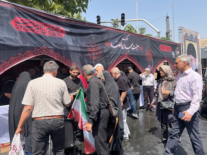 میزبانی موکب محبان‌الرضا (ع) منطقه ۱۲ از عزاداران در مسیر تشییع شهدای اقتدار