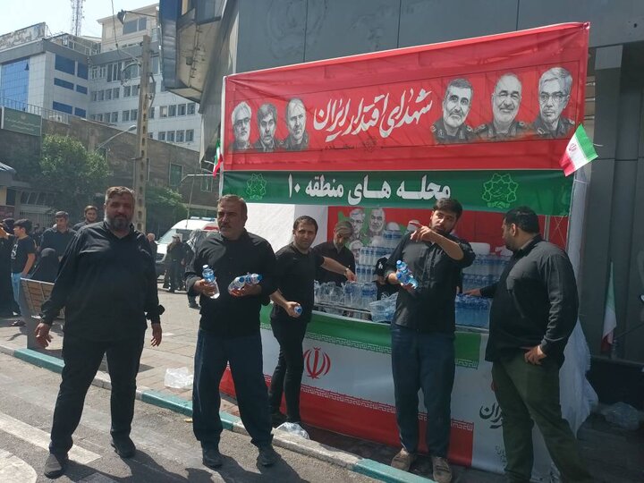 خدمت‌رسانی نیروهای شهرداری منطقه ۱۰ در مراسم تشییع شهدای اقتدار ایران