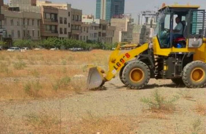 پاکسازی و تسطیح زمین‌های رها شده در محلات قائم و آبشار تهران در منطقه ۲۲