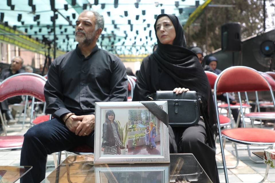 شهدا زنده اند و راه آنها با قدرت ادامه دارد