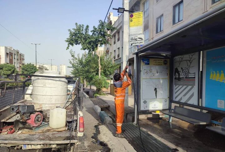 شستشوی ایستگاه‌های اتوبوس در منطقه ۲۲ به اجرا درآمد