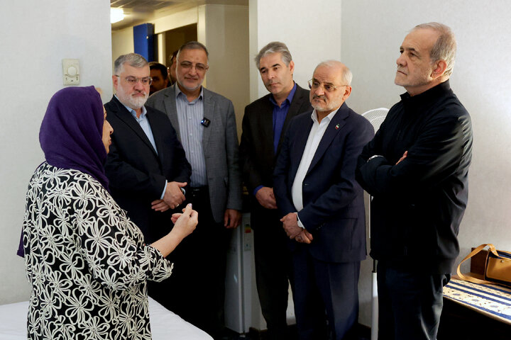 دیدار رئیس جمهور و شهردار تهران با برخی از خانواده‌های آسیب‌دیده از جنگ ۱۲ وزه