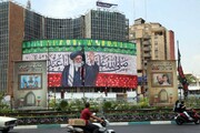 اکران تصاویر خانواده‌های شهید حملات رژیم صهیونیستی در میدان ولیعصر تهران