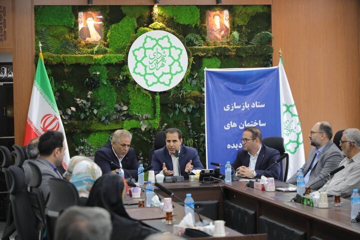 نشست شهردار منطقه۱۳ با مالکان ساختمان‌های تخریب شده در جنگ ۱۲ روزه