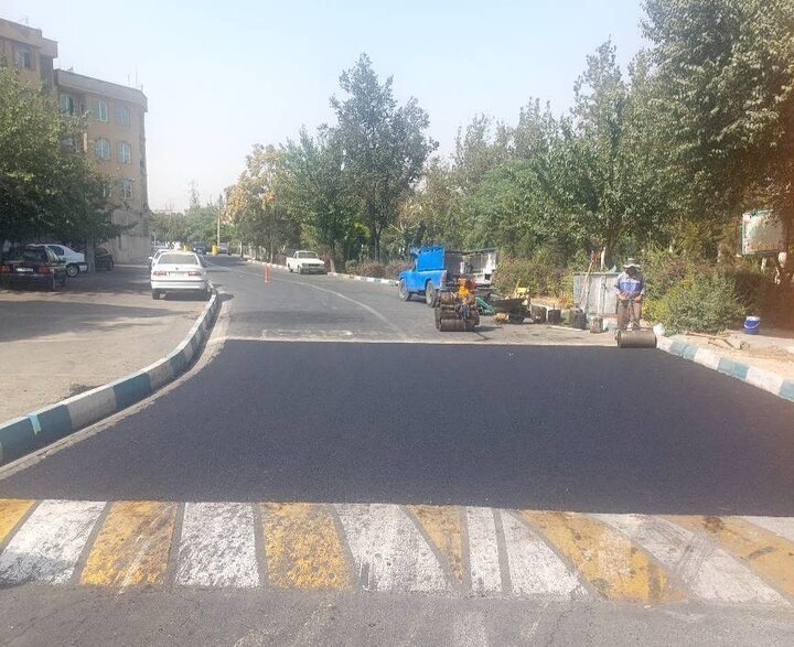 پخش ۱۱ تن آسفالت در محله های ناحیه۳ منطقه ۱۳