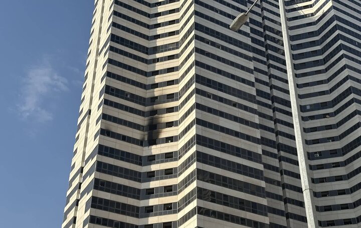 حریق در برج ۳۰ طبقه در شهرک خرازی؛ علت حادثه اتصالی در دستگاه کولر گازی