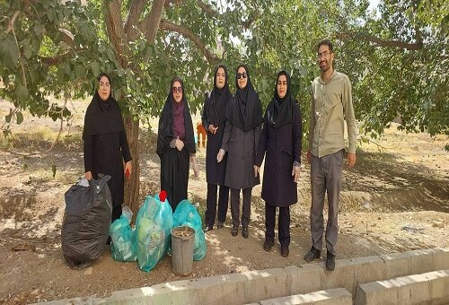 پاکسازی باغات توت شمال غرب منطقه ۵ با مشارکت فعالین محیط زیست محلات