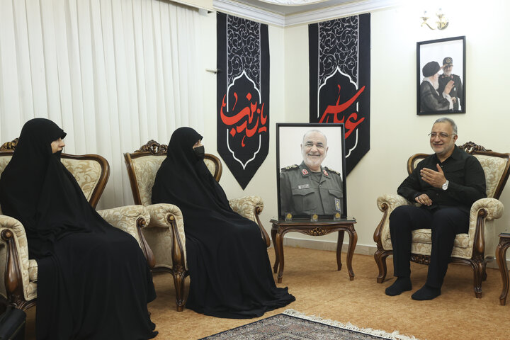 دیدار شهردار تهران با خانواده شهید سلامی/ زاکانی: موضوع آخرین جلسه‌ام با فرمانده شهید سپاه، کمک به دولت برای حل مشکل آب بود