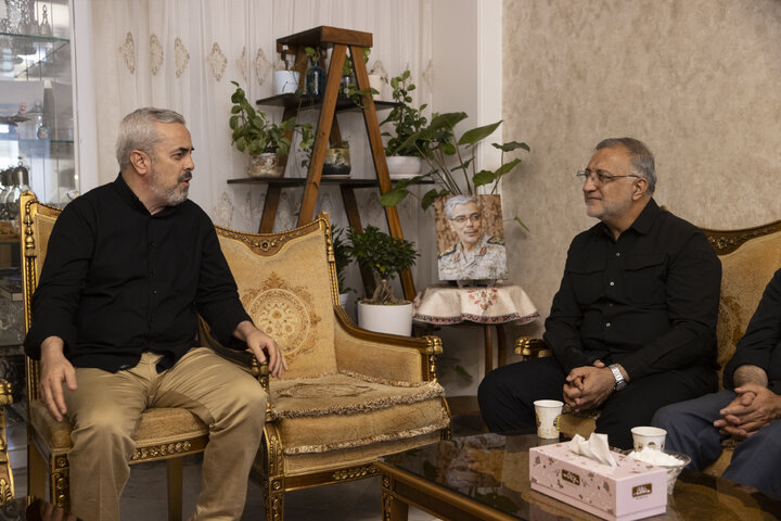 دیدار شهردار تهران با خانواده شهید باقری/ زاکانی از نام‌گذاری معابر پایتخت به نام شهدای اقتدار خبر داد