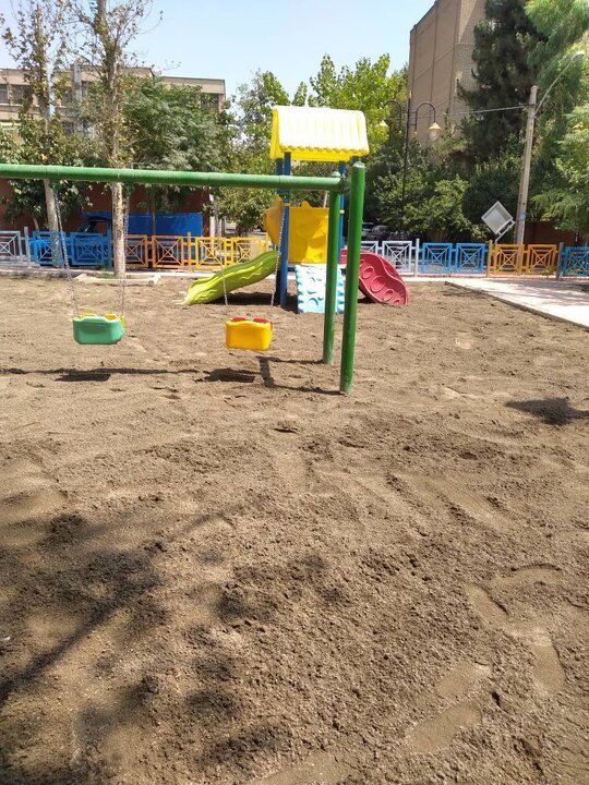 احداث زمین بازی شنی در محله دوستدار کودک در منطقه ۸
