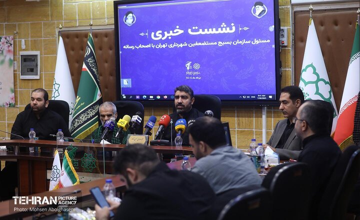 نصب تابلوهای جدید تصاویر شهدا در سردر کوچه‌ها از هفته قبل