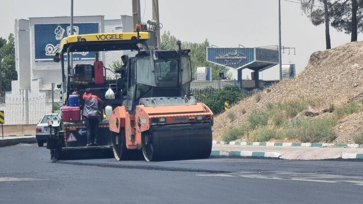 آسفالت مکانیزه معابر شهرک سروآزاد به مساحت ۷۲۰۰ متر مربع