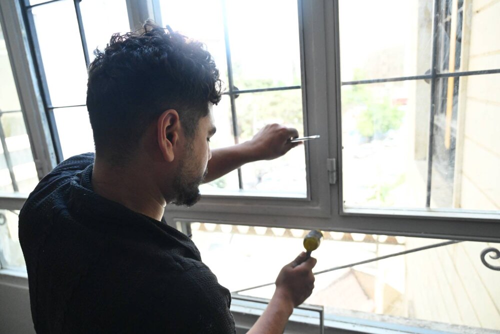 ترمیم کامل شیشههای آسیب دیده املاک منطقه یک در جنگ ۱۲ روزه