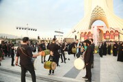 حضور فعال منطقه ۱۰ در «محرم‌شهر» میدان آزادی با اجرای آیین‌های سنتی و فرهنگی