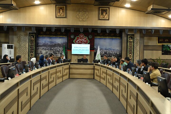 تعامل شهرداری منطقه یک با نخبگان و فعالان محیط زیستی