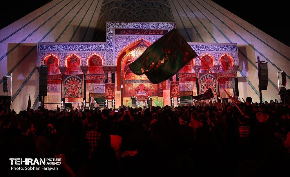 آئین بدرقه زائران اربعین در میدان آزادی