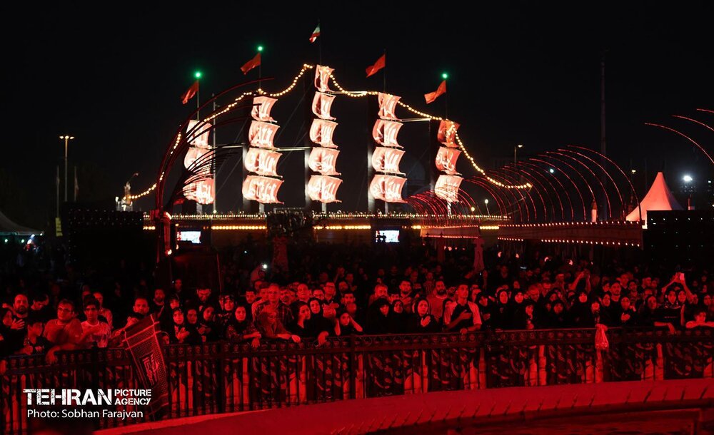 آئین بدرقه زائران اربعین در میدان آزادی