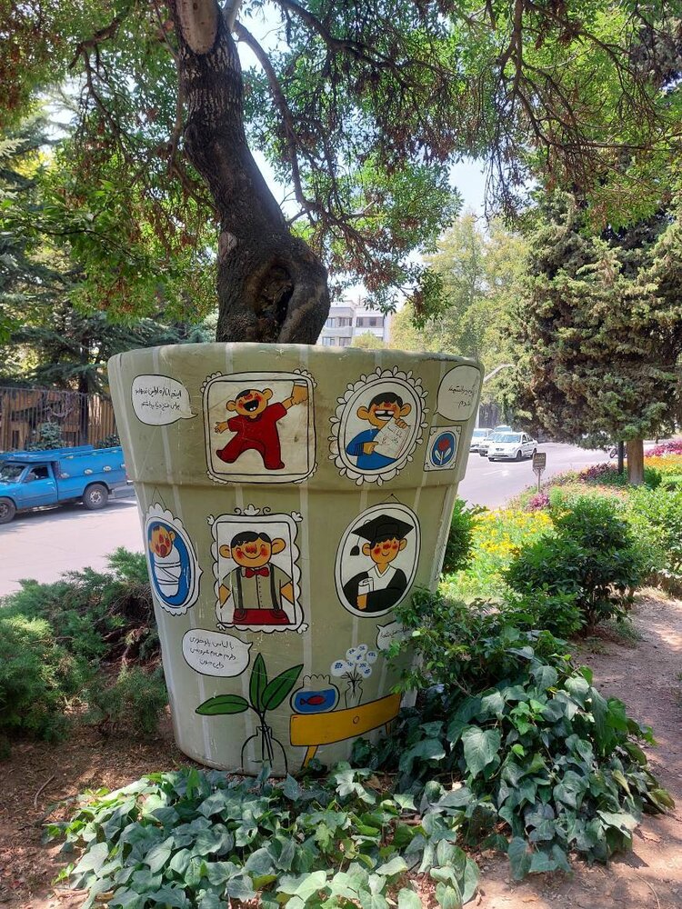 نصب المان‌های درخت‌دان‌ در میدان نیاوران