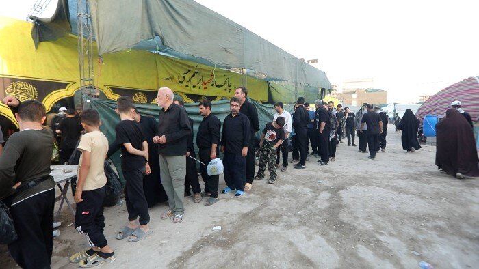 خدمات‌رسانی شهرداری تهران در کربلا؛ پاکسازی مسیر زائران و برپایی مواکب فرهنگی